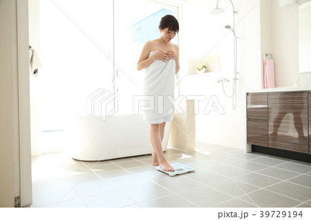 体重計にのる女性 39729194