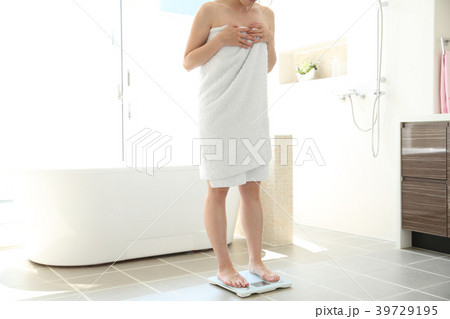 体重計にのる女性 体重計にのる女性 39729195