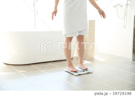 体重計にのる女性 39729196