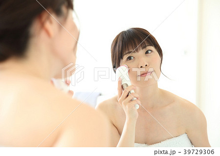 スキンケアする女性 スキンケアする女性 39729306