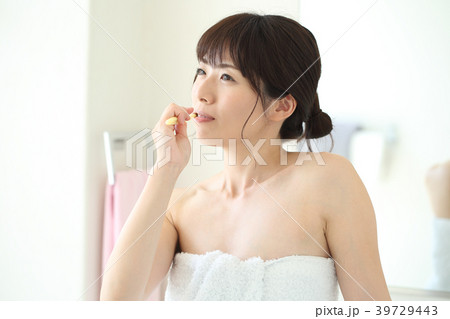 歯磨きする女性 39729443