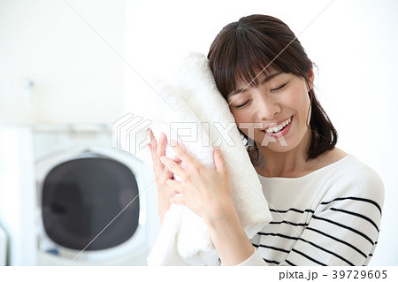 バスタオルを持つ女性 39729605
