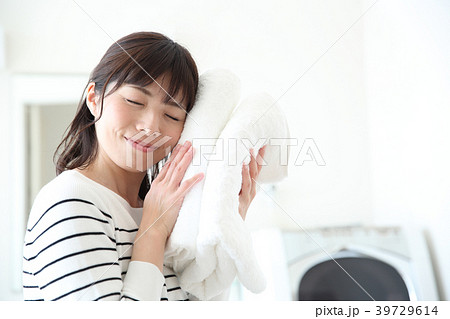 バスタオルを持つ女性 バスタオルを持つ女性 39729614