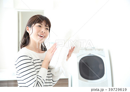 バスタオルを持つ女性 バスタオルを持つ女性 39729619
