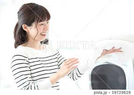 バスタオルを持つ女性 39729629