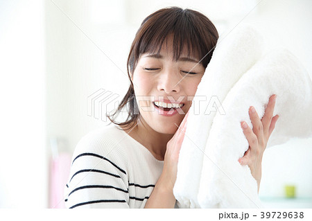 バスタオルを持つ女性 バスタオルを持つ女性 39729638