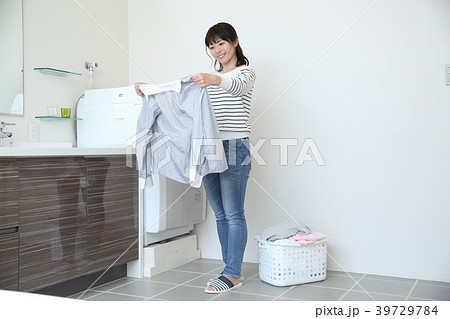 洗濯をする女性 洗濯をする女性 39729784