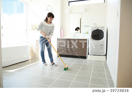 掃除する女性 掃除する女性 39729838