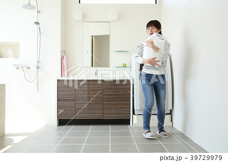洗濯物を抱える女性 洗濯物を抱える女性 39729979