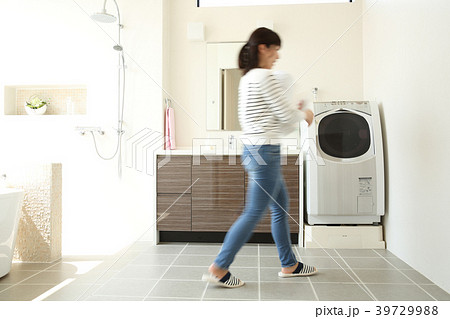 洗濯物を抱える女性 洗濯物を抱える女性 39729988