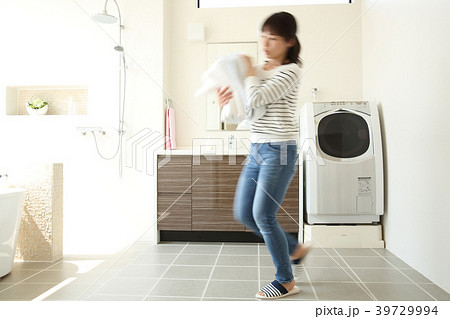 洗濯物を抱える女性 洗濯物を抱える女性 39729994