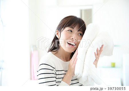 バスタオルを持つ女性 39730055