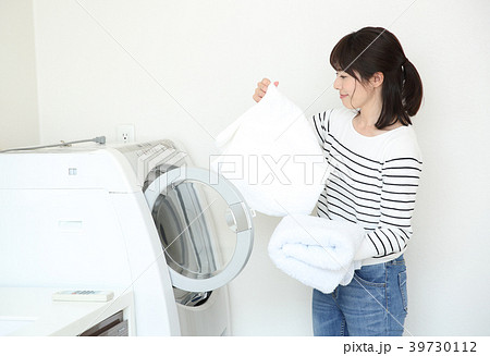 洗濯物を抱える女性 洗濯物を抱える女性 39730112