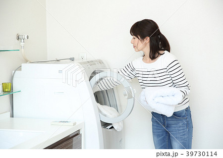 洗濯物を抱える女性 39730114