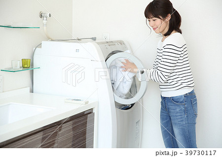 洗濯物を抱える女性 39730117