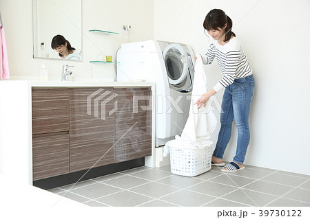 洗濯物をする女性 洗濯物をする女性 39730122