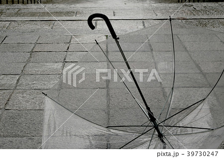 石畳の上に投げ捨てられた傘 39730247