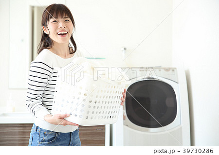洗濯をする女性 洗濯をする女性 39730286