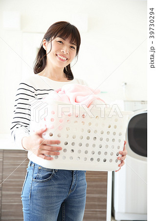 洗濯をする女性 39730294