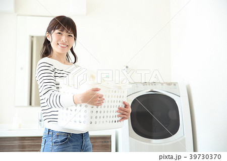 洗濯をする女性 39730370