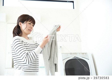 洗濯をする女性 洗濯をする女性 39730583