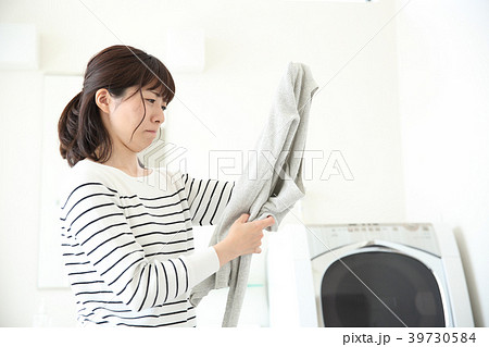 洗濯をする女性 洗濯をする女性 39730584