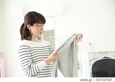 洗濯をする女性 39730587