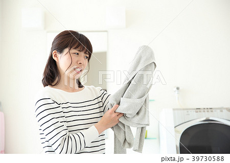 洗濯をする女性 39730588