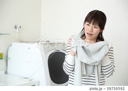 洗濯をする女性 洗濯をする女性 39730592