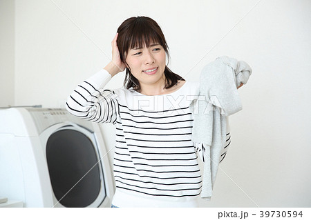洗濯をする女性 洗濯をする女性 39730594