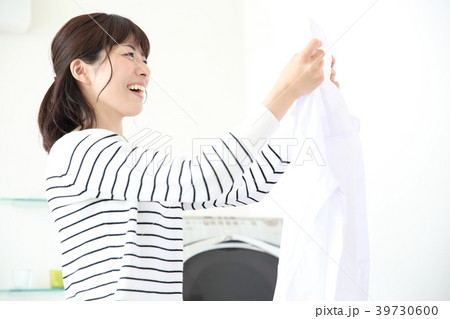 洗濯をする女性 39730600
