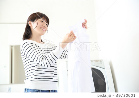 洗濯をする女性 39730601