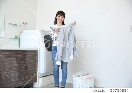 洗濯をする女性 39730634