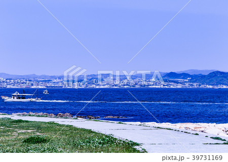海の風景。淡路島岩屋から対岸の神戸、垂水付近を望む。 海の風景。淡路島岩屋から対岸の神戸、垂水付近を望む。 39731169