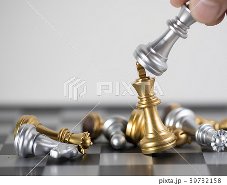 King blond kick the King Gold to victory for game. King blond kick the King Gold to victory for game. 39732158