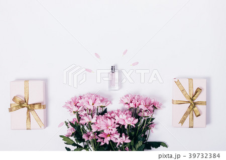 Bouquet of pink flowers, toilet water Bouquet of pink flowers, toilet water 39732384