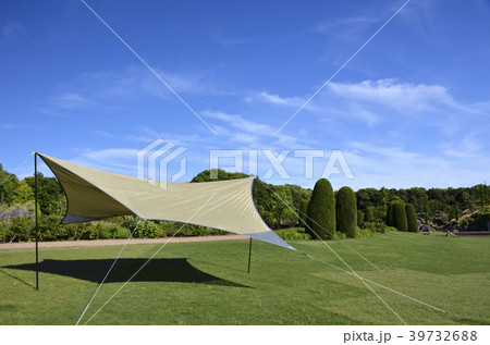 キャンプイメージ　芝生広場のタープ 39732688