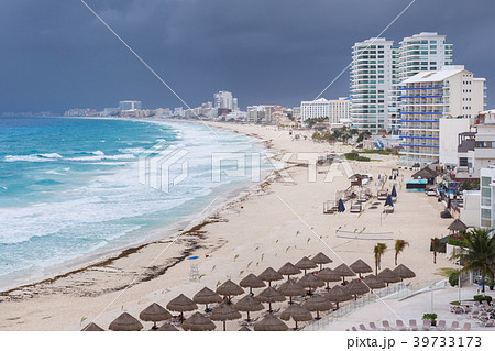 Cancun beach panorama view in bad weather Cancun beach panorama view in bad weather 39733173
