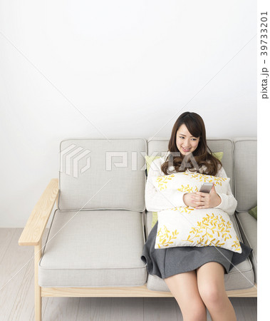 スマホを操作する若い女性 39733201