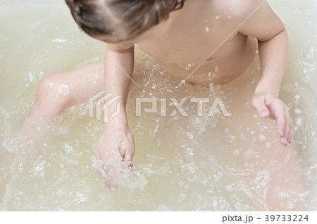 Child splashes in the bathroom 39733224