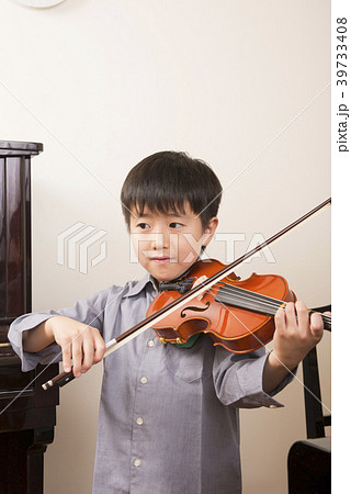 バイオリンを弾く男の子 39733408