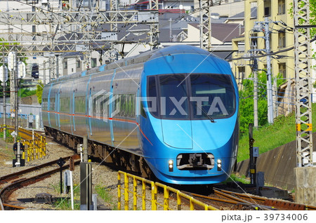 新百合ヶ丘駅に進入するロマンスカー 39734006