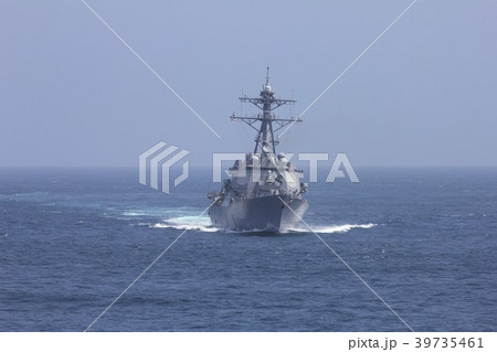 晴れ渡る太平洋上を高速で進む米海軍のイージス駆逐艦 晴れ渡る太平洋上を高速で進む米海軍のイージス駆逐艦 39735461