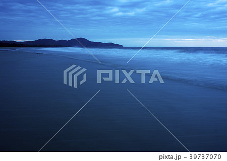 日没 ビーチ ボルネオ島 スローシャッターの写真素材