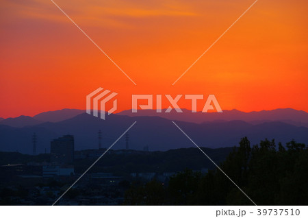 多摩市桜ヶ丘公園遊びの広場付近から望む夕日 39737510
