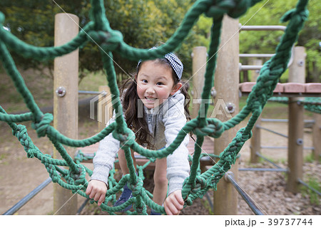 公園で遊ぶ女の子 公園で遊ぶ女の子 39737744