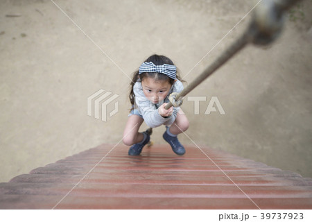 ロープでよじ登る女の子 ロープでよじ登る女の子 39737923