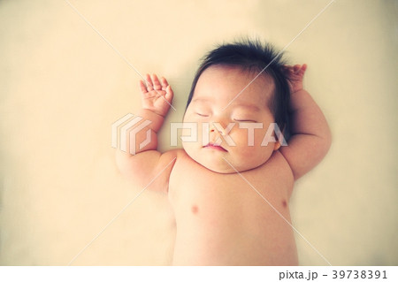 バンザイして眠る赤ちゃん バンザイして眠る赤ちゃん 39738391