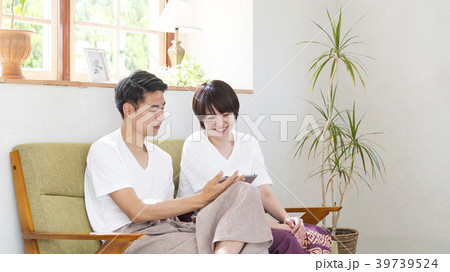 タブレットを見る笑顔のカップル 39739524