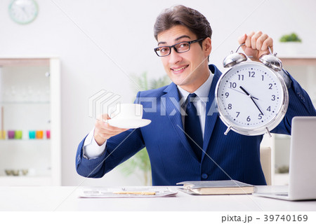Businessman employee in urgency and deadline 39740169